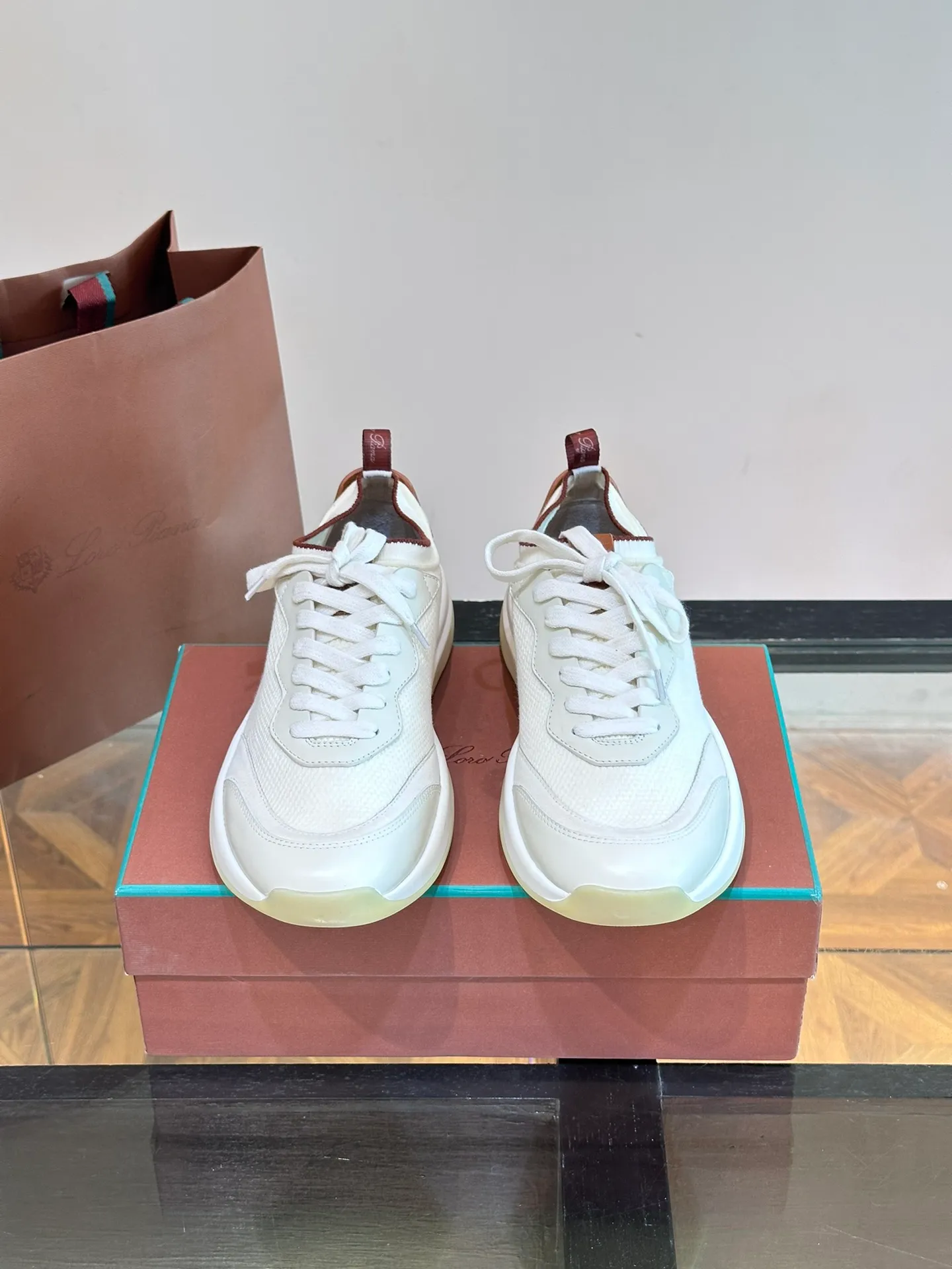 Factory price: 500💰Loro men's shoes💰iana/nuoyoupiana 410 L men's shoes💰 Walk Wish men's sneakers. This sneaker redefines the iconic 360 L men's shoes from a modern perspective💰, using a new shape and a wider silhouette design to create an extraordinary comfortable wearing experience. The ultra-light sole creates a charming modern aesthetic, with a classic slip-on construction and extra laces to wrap your foot for comfort. Smooth calfskin and wool pique knit uppers are paired with a combination suede calfskin lining and logo calfskin foot pads for ultimate comfort and breathability. The toe is inlaid with soft suede embellishments, the heel has contrasting line details, and is matched with an EVA foam and rubber outsole. The upper foot is light, soft and shock-absorbing, making it suitable for daily wear in all seasons. Comes with a full set of original packaging and complete information! Size: 39-44 (45, 46 can be customized)